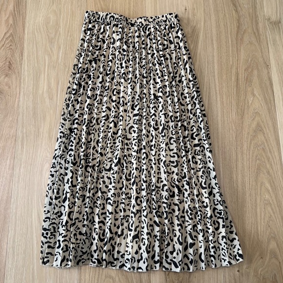 Japna Dresses & Skirts - Japna Maxi Skirt Pleated Pull On Leopard Print Size S Casual Teacher Office